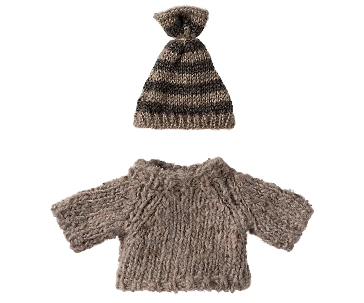 Knitted sweater and hat, Big brother mouse