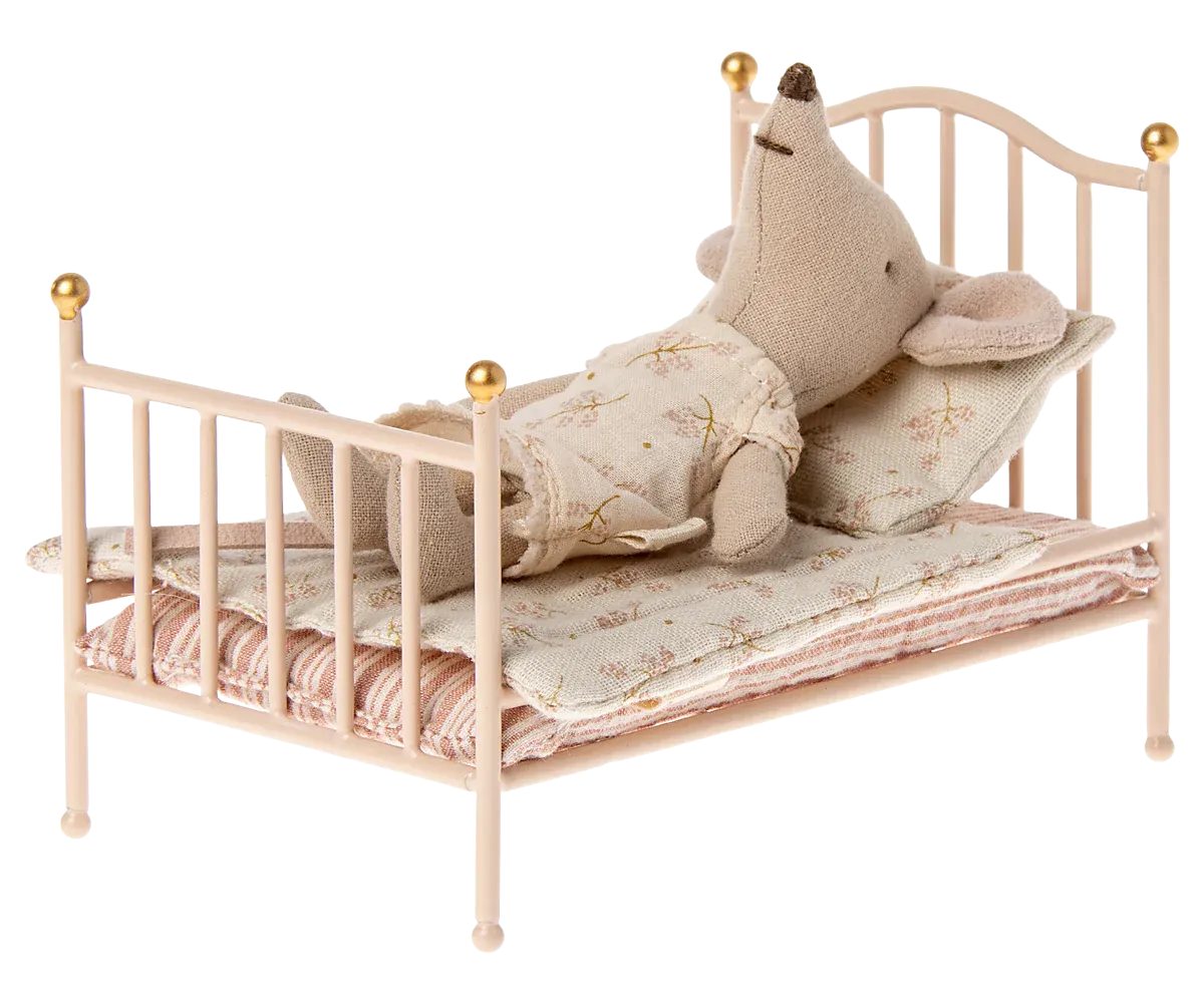 Mouse Rose Vintage Bed