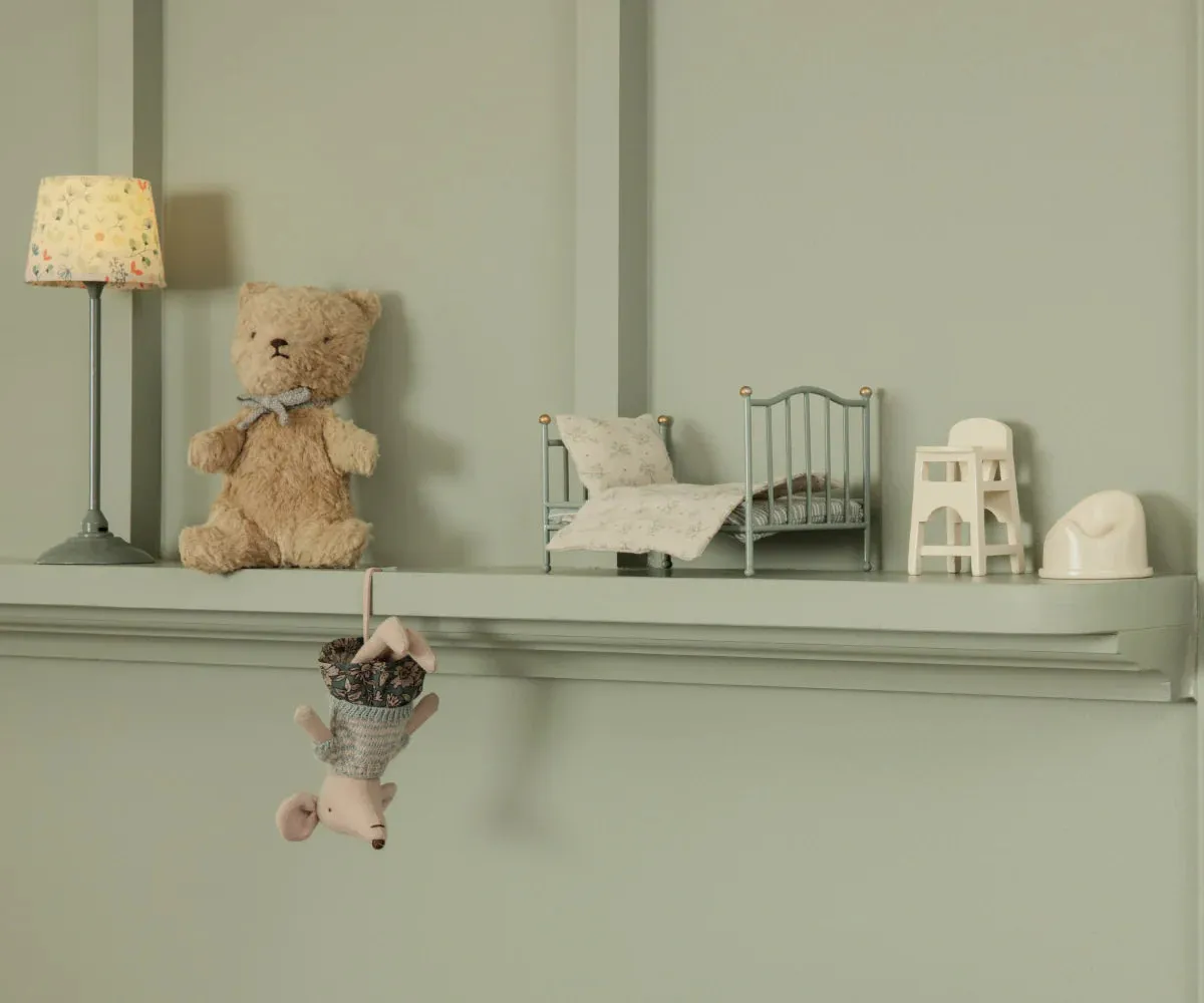 Mouse Rose Vintage Bed