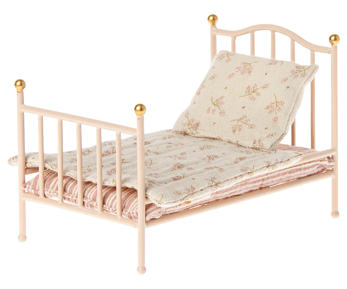 Mouse Rose Vintage Bed
