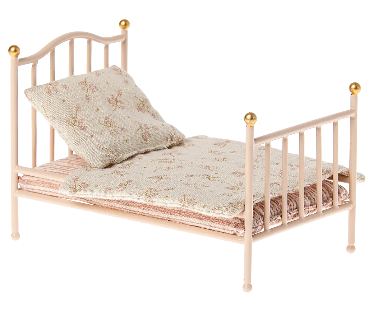 Mouse Rose Vintage Bed